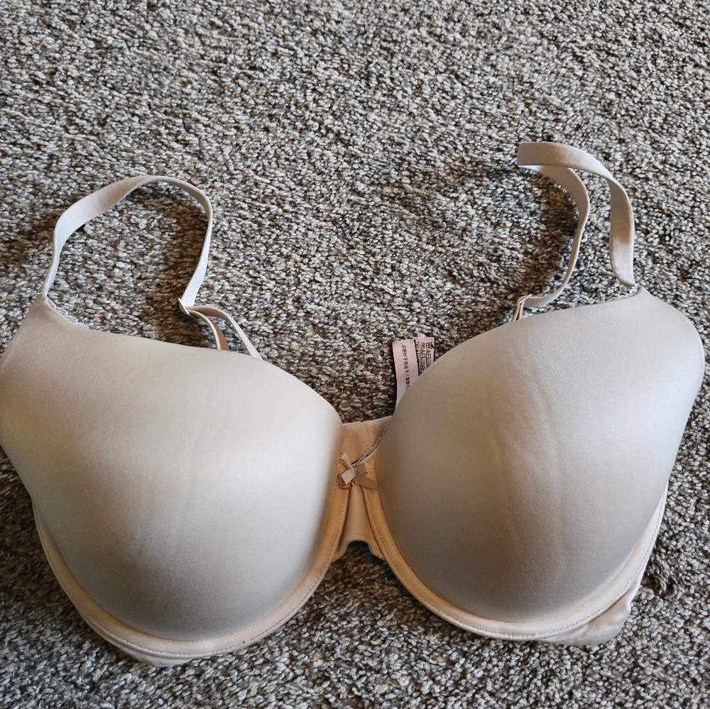 Victoria Secret Body By Victoria Push Up Bra 34DDD - Beige Smooth